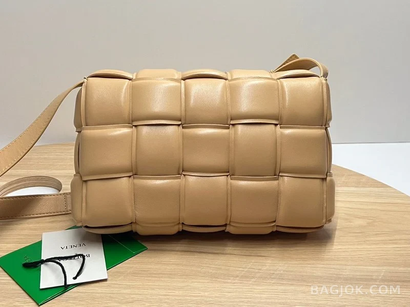 보테가베네타 Bottega Veneta 패딩 카세트백 상세 이미지