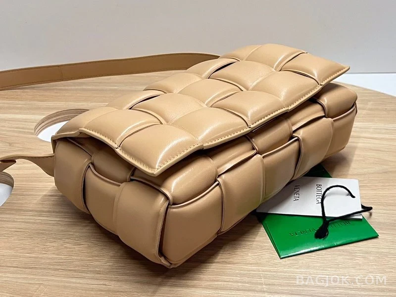 보테가베네타 Bottega Veneta 패딩 카세트백 상세 이미지