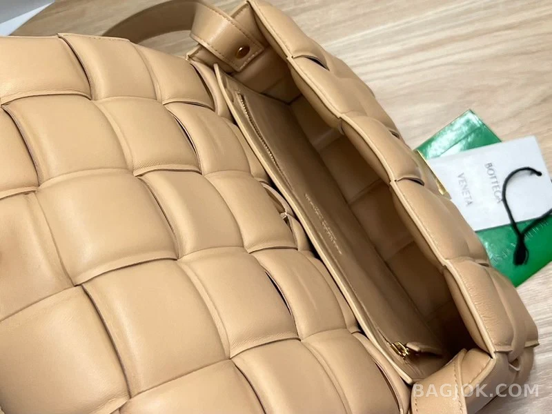 보테가베네타 Bottega Veneta 패딩 카세트백 상세 이미지