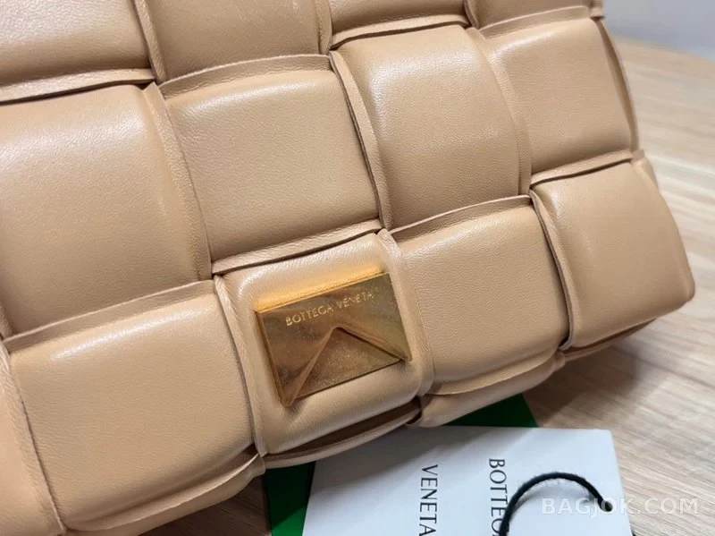 보테가베네타 Bottega Veneta 패딩 카세트백 상세 이미지