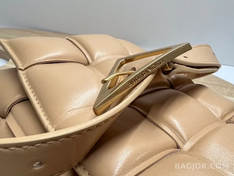 보테가베네타 Bottega Veneta 패딩 카세트백 상세 이미지