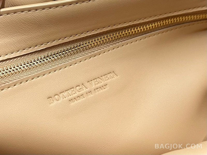 보테가베네타 Bottega Veneta 패딩 카세트백 상세 이미지