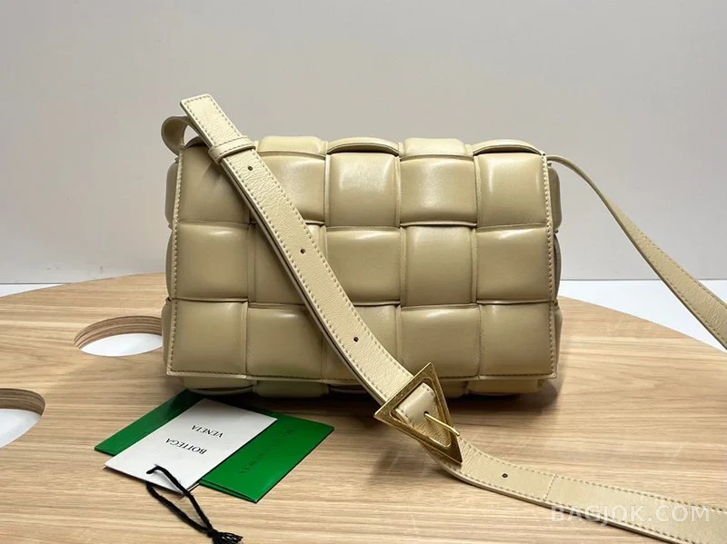 보테가베네타 Bottega Veneta 패딩 카세트백 상세 이미지
