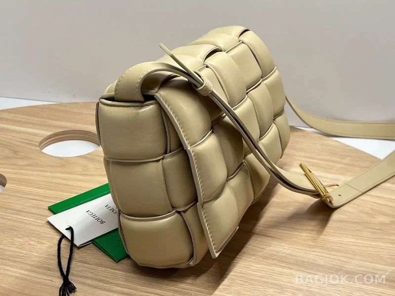 보테가베네타 Bottega Veneta 패딩 카세트백 상세 이미지