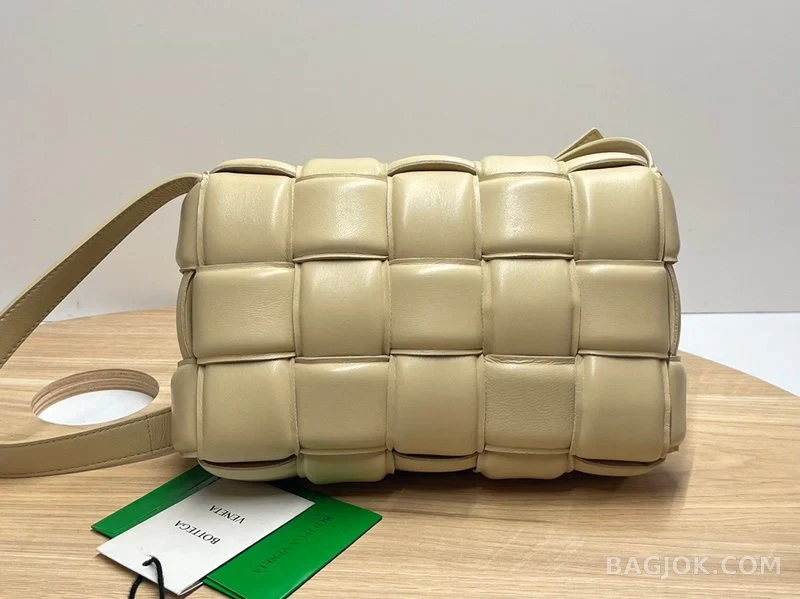 보테가베네타 Bottega Veneta 패딩 카세트백 상세 이미지