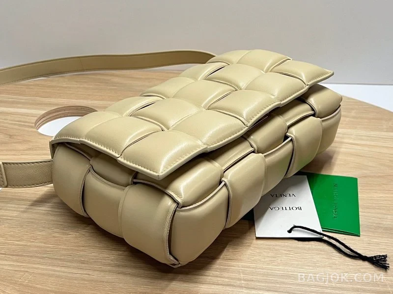 보테가베네타 Bottega Veneta 패딩 카세트백 상세 이미지