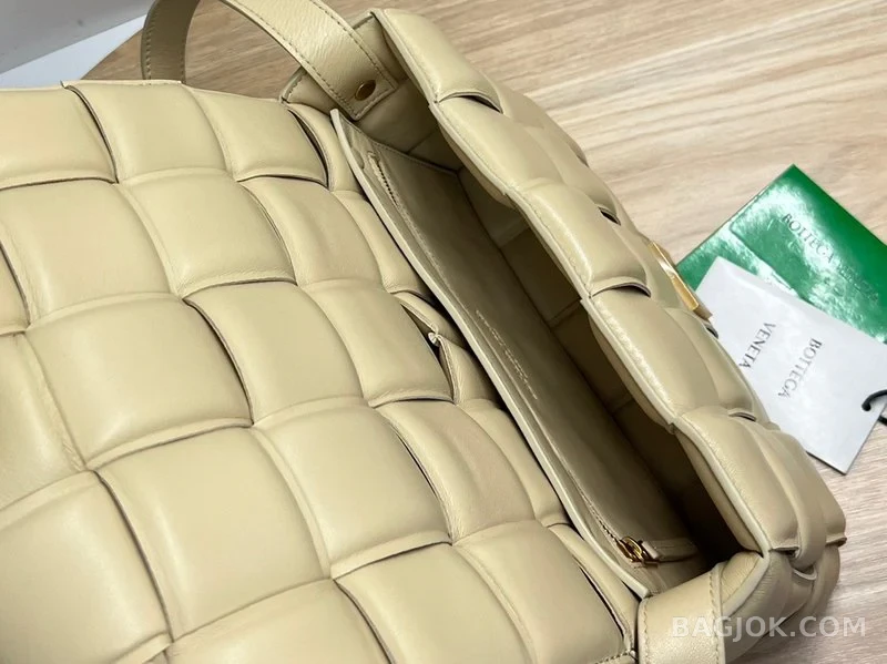 보테가베네타 Bottega Veneta 패딩 카세트백 상세 이미지