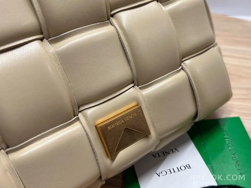 보테가베네타 Bottega Veneta 패딩 카세트백 상세 이미지
