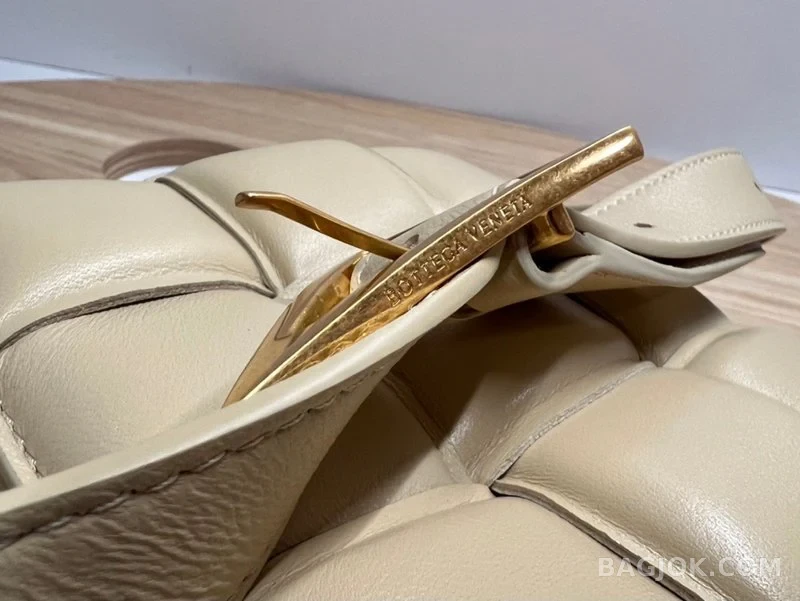 보테가베네타 Bottega Veneta 패딩 카세트백 상세 이미지