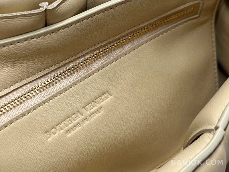 보테가베네타 Bottega Veneta 패딩 카세트백 상세 이미지