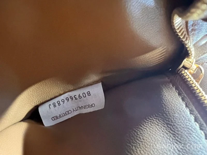 보테가베네타 Bottega Veneta 패딩 카세트백 상세 이미지