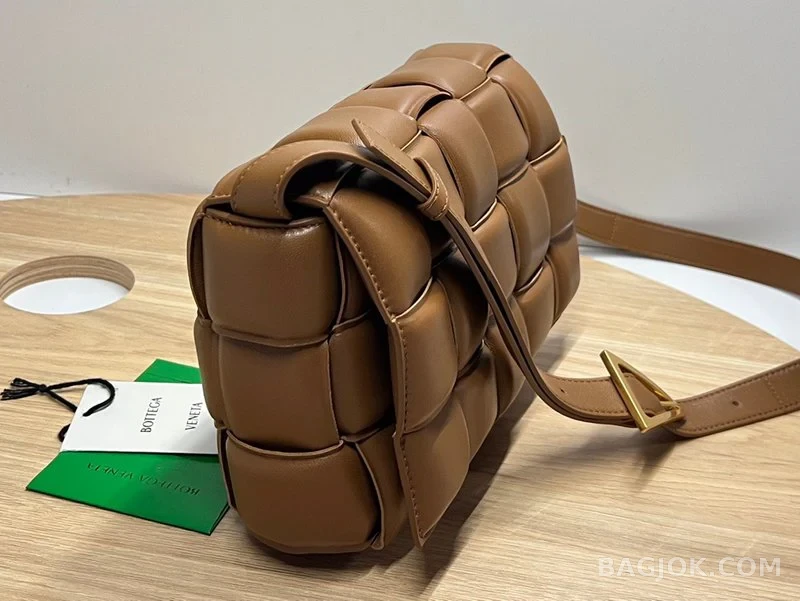 보테가베네타 Bottega Veneta 패딩 카세트백 상세 이미지