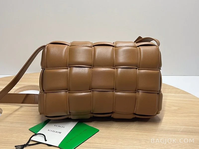 보테가베네타 Bottega Veneta 패딩 카세트백 상세 이미지