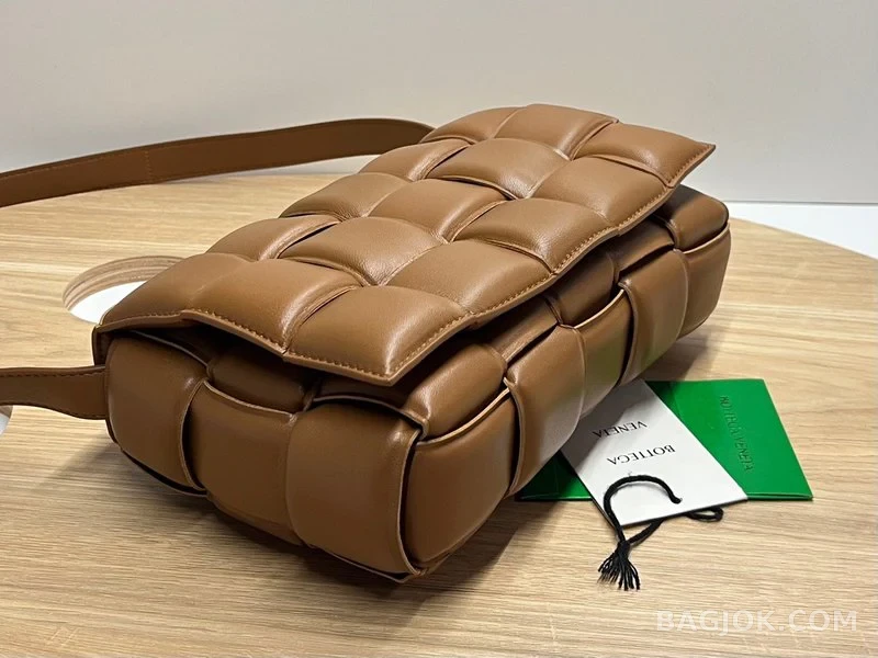 보테가베네타 Bottega Veneta 패딩 카세트백 상세 이미지