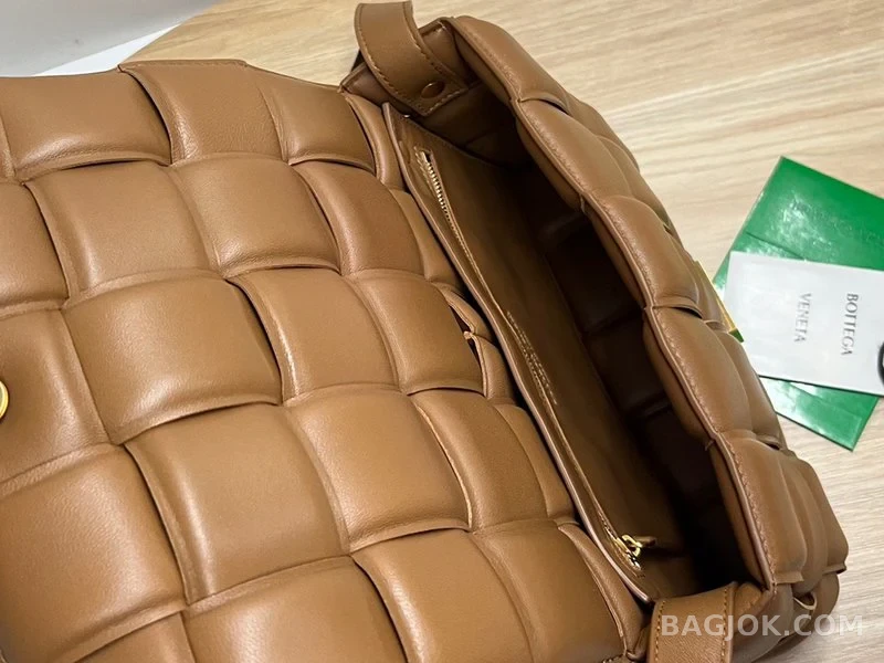 보테가베네타 Bottega Veneta 패딩 카세트백 상세 이미지