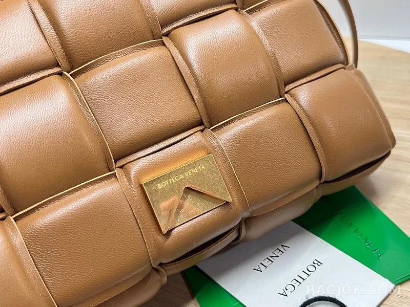 보테가베네타 Bottega Veneta 패딩 카세트백 상세 이미지
