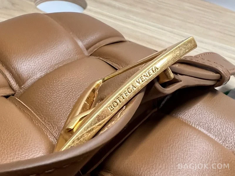 보테가베네타 Bottega Veneta 패딩 카세트백 상세 이미지