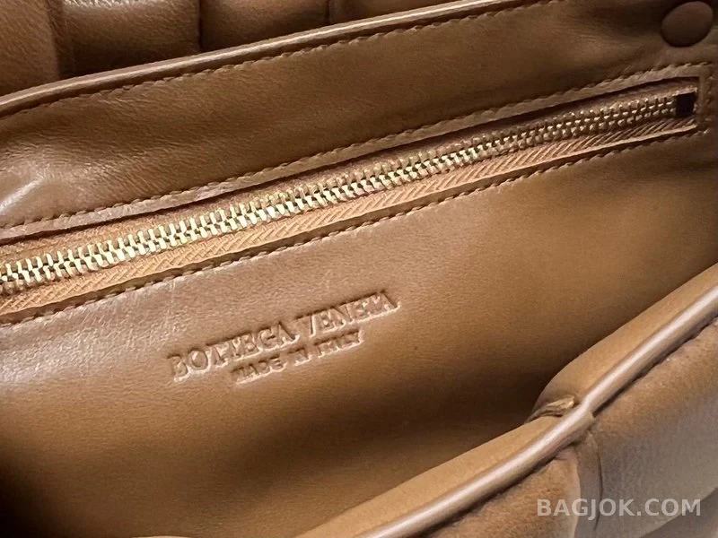 보테가베네타 Bottega Veneta 패딩 카세트백 상세 이미지