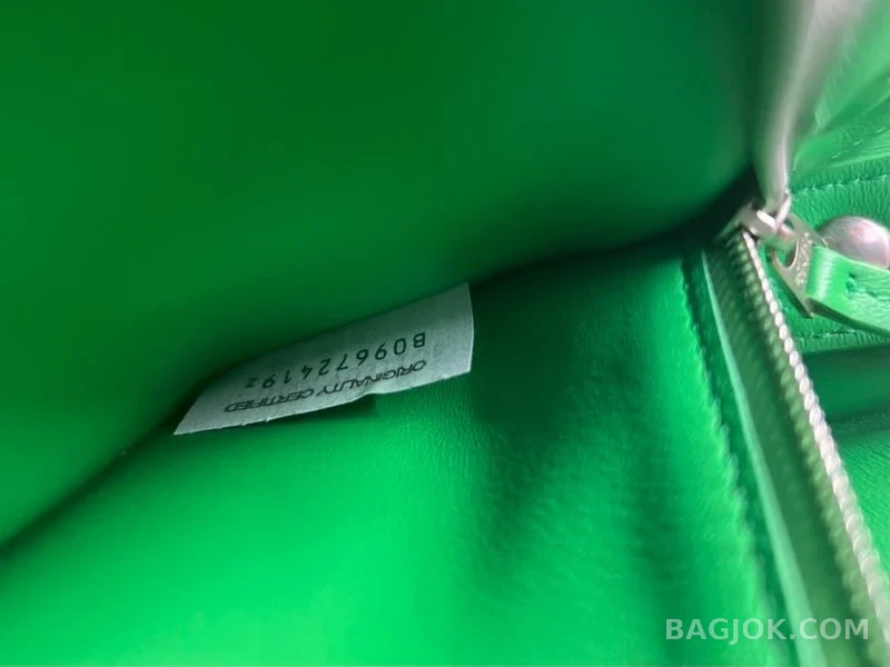보테가베네타 Bottega Veneta 패딩 카세트백 상세 이미지