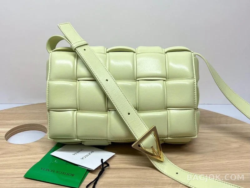 보테가베네타 Bottega Veneta 패딩 카세트백 상세 이미지