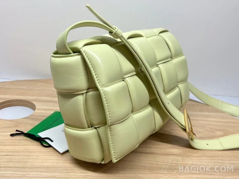 보테가베네타 Bottega Veneta 패딩 카세트백 상세 이미지