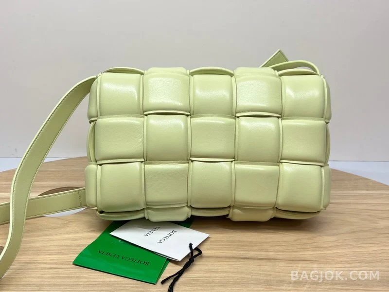 보테가베네타 Bottega Veneta 패딩 카세트백 상세 이미지