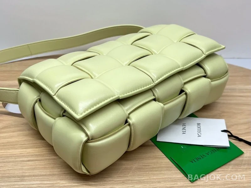 보테가베네타 Bottega Veneta 패딩 카세트백 상세 이미지