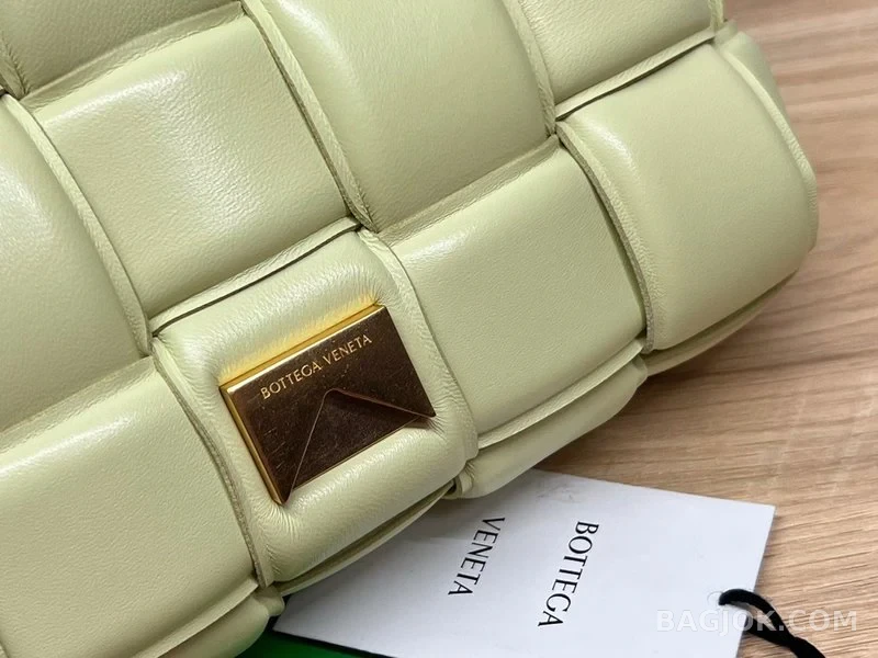 보테가베네타 Bottega Veneta 패딩 카세트백 상세 이미지