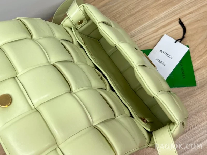보테가베네타 Bottega Veneta 패딩 카세트백 상세 이미지