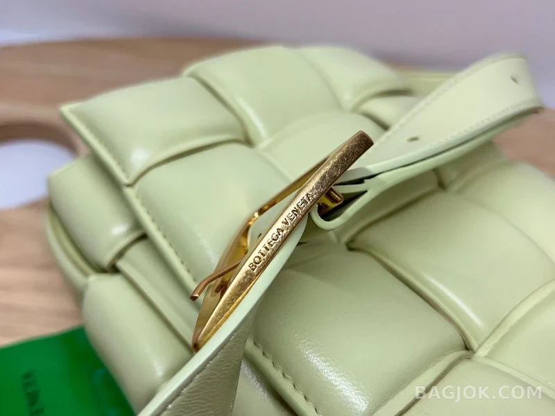 보테가베네타 Bottega Veneta 패딩 카세트백 상세 이미지