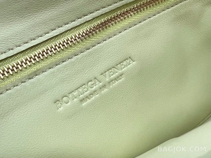 보테가베네타 Bottega Veneta 패딩 카세트백 상세 이미지