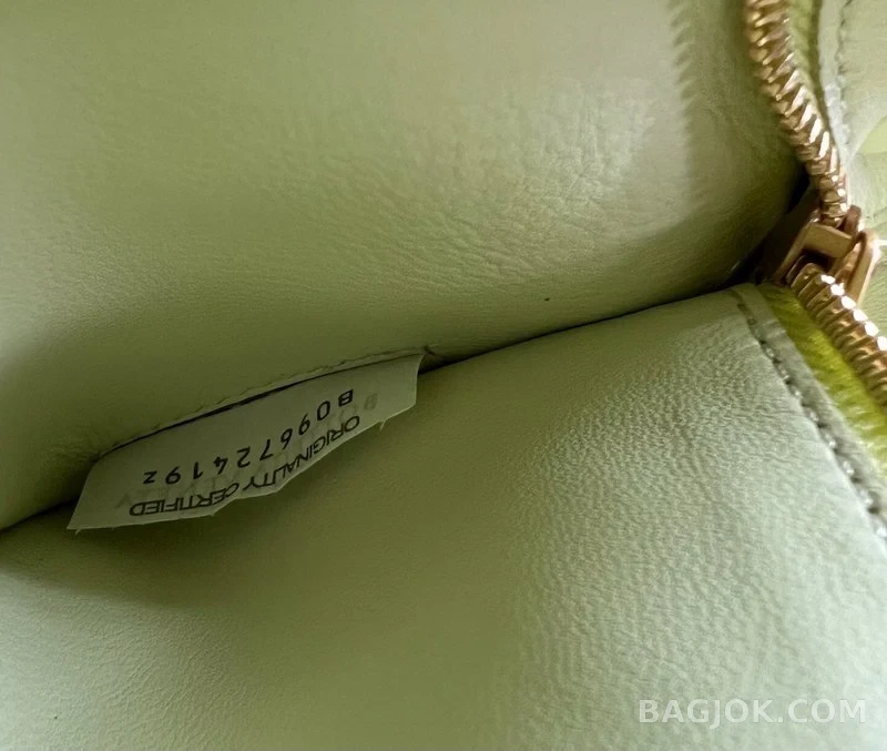 보테가베네타 Bottega Veneta 패딩 카세트백 상세 이미지
