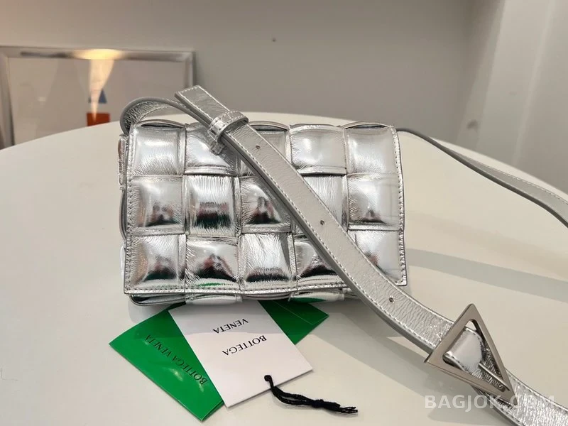 보테가베네타 Bottega Veneta 패딩 카세트백 상세 이미지