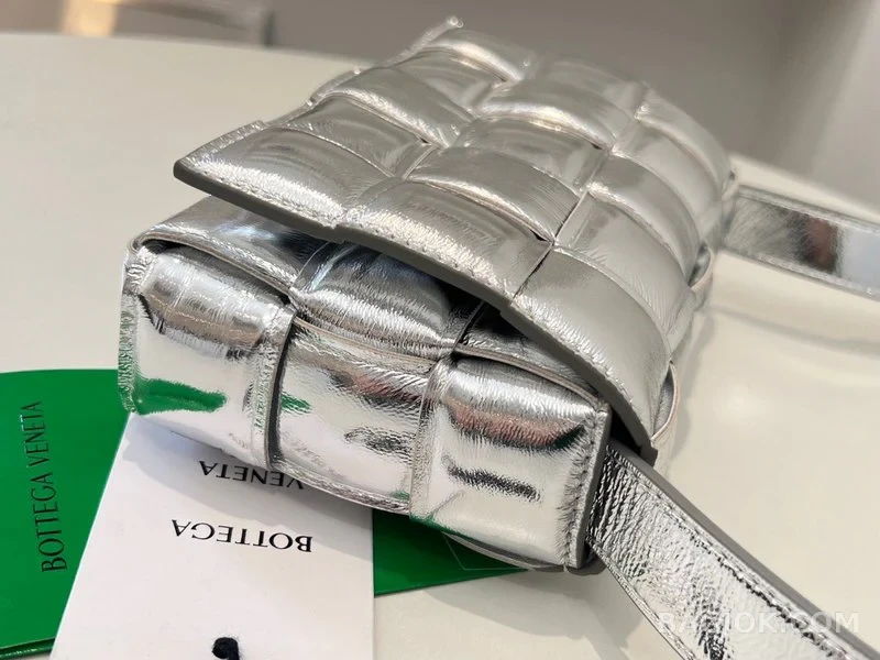 보테가베네타 Bottega Veneta 패딩 카세트백 상세 이미지