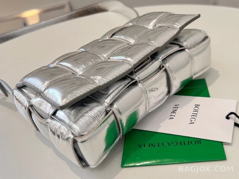 보테가베네타 Bottega Veneta 패딩 카세트백 상세 이미지