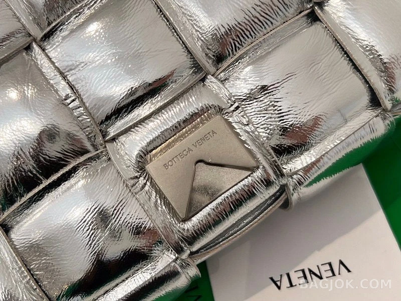 보테가베네타 Bottega Veneta 패딩 카세트백 상세 이미지