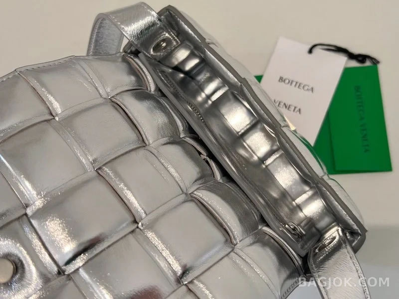 보테가베네타 Bottega Veneta 패딩 카세트백 상세 이미지