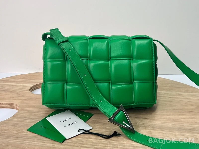 보테가베네타 Bottega Veneta 패딩 카세트백 상세 이미지
