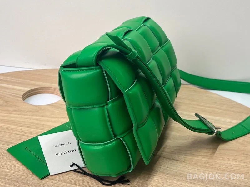 보테가베네타 Bottega Veneta 패딩 카세트백 상세 이미지