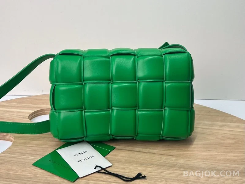 보테가베네타 Bottega Veneta 패딩 카세트백 상세 이미지