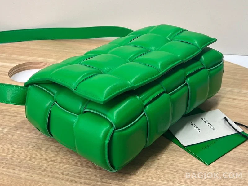 보테가베네타 Bottega Veneta 패딩 카세트백 상세 이미지