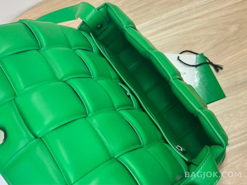 보테가베네타 Bottega Veneta 패딩 카세트백 상세 이미지