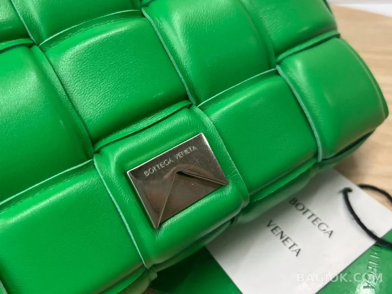 보테가베네타 Bottega Veneta 패딩 카세트백 상세 이미지