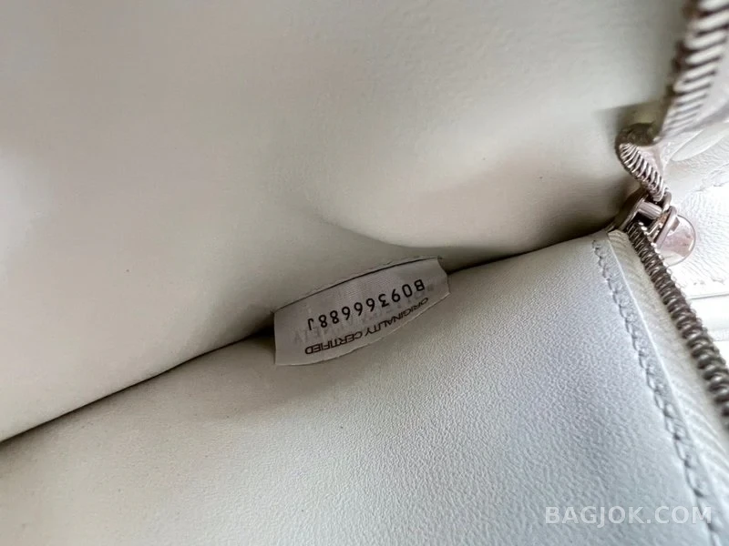 보테가베네타 Bottega Veneta 패딩 카세트백 상세 이미지