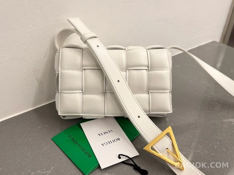 보테가베네타 Bottega Veneta 패딩 카세트백 상세 이미지