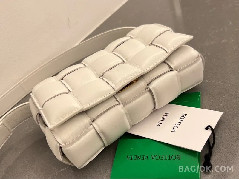 보테가베네타 Bottega Veneta 패딩 카세트백 상세 이미지