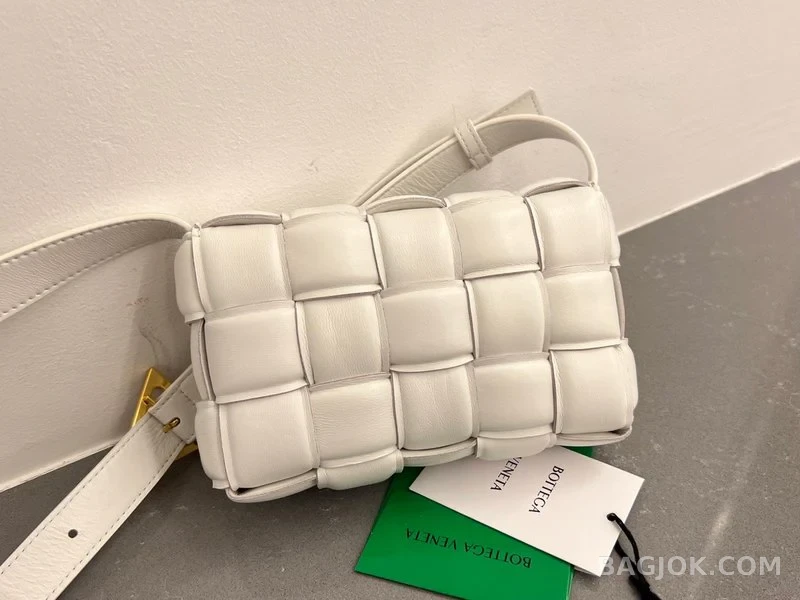 보테가베네타 Bottega Veneta 패딩 카세트백 상세 이미지