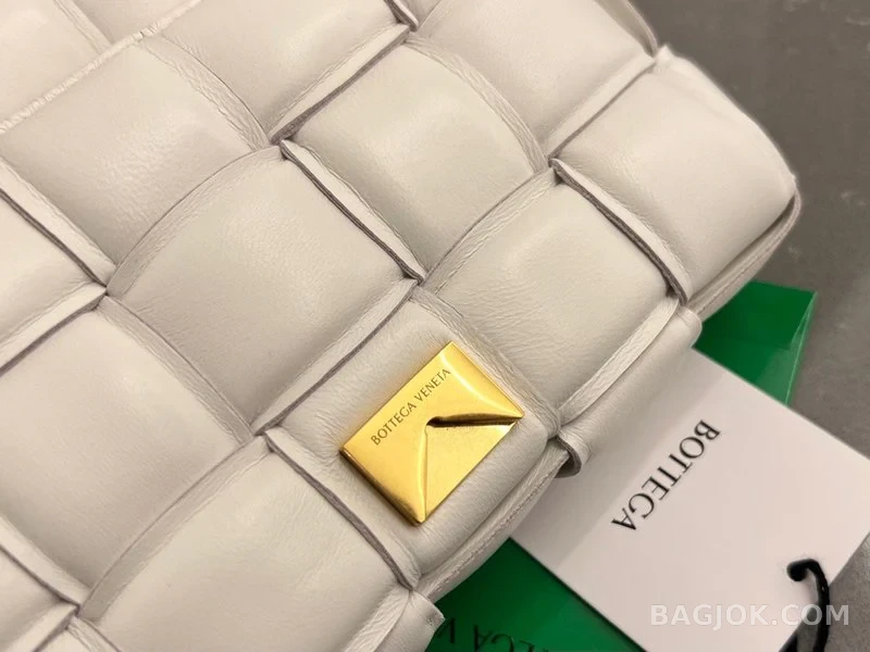 보테가베네타 Bottega Veneta 패딩 카세트백 상세 이미지