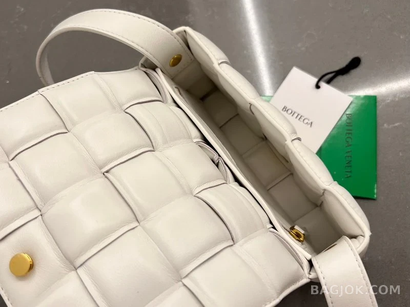 보테가베네타 Bottega Veneta 패딩 카세트백 상세 이미지