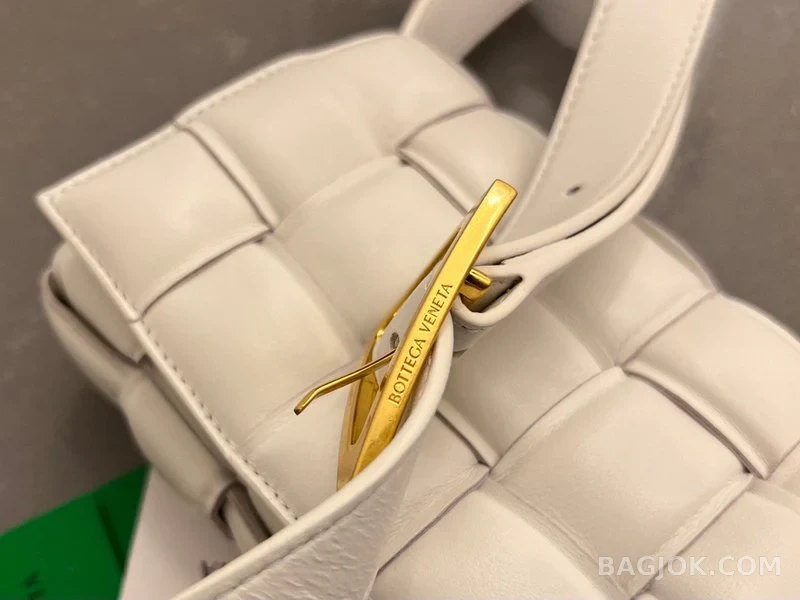 보테가베네타 Bottega Veneta 패딩 카세트백 상세 이미지